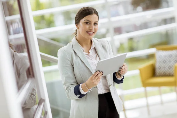 Portrait Attractive Young Business Woman Smiling Confidently Working Online Digital — Stock Photo, Image