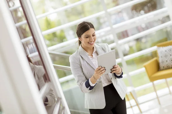 Portrait Attractive Young Business Woman Smiling Confidently Working Online Digital — Stock Photo, Image