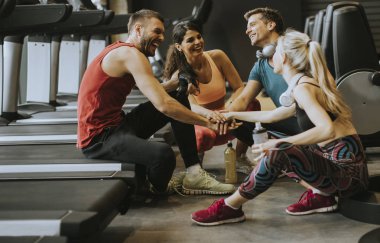 Sittin yaparken spor giyim arkadaşlar konuşma ve birlikte gülüyor