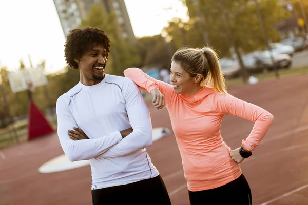 Porträt Eines Multiethnischen Läuferpaares Das Sich Nach Dem Training Ausruht — Stockfoto