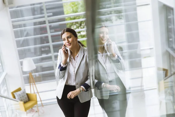 Wanita Bisnis Muda Cantik Berdiri Tangga Kantor Dan Menggunakan Ponsel — Stok Foto