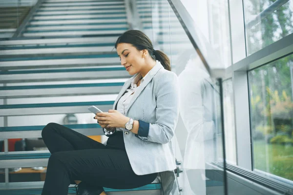 Hübsche Junge Geschäftsfrau Sitzt Auf Der Treppe Büro Und Benutzt — Stockfoto