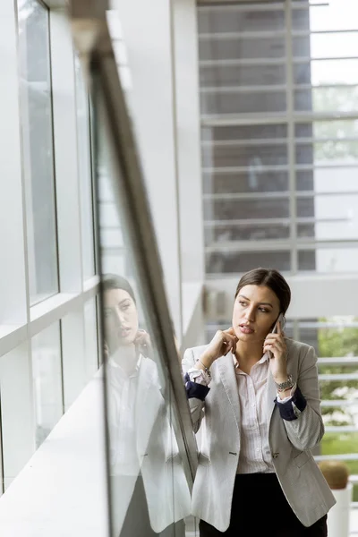 Hezká Mladá Obchodní Žena Stojí Schodech Kanceláři Používá Mobilní Telefon — Stock fotografie