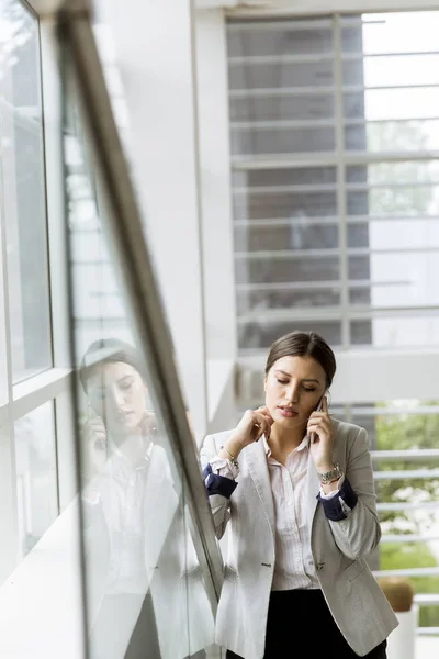 Mooie Jonge Zakelijke Vrouw Staat Trap Kantoor Gebruik Mobiele Telefoon — Stockfoto