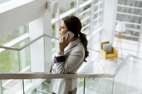 Pretty Young Affärskvinna Står Trappan Kontoret Och Använda Mobiltelefon — Stockfoto