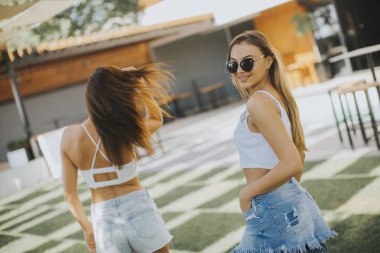 Sıcak yaz gününde avluda poz pretty genç kadınlar