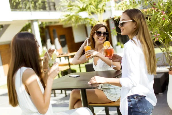 Bonitas Mujeres Jóvenes Bebiendo Cóctel Divirtiéndose Piscina Caluroso Día Verano — Foto de Stock