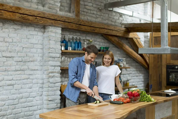 Pasangan Muda Yang Menyenangkan Memasak Makan Malam Bersama Dan Bersenang — Stok Foto