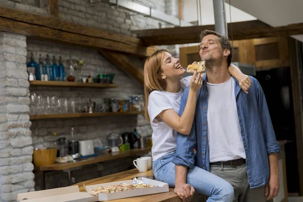 Pareja Joven Amor Comer Pizza Para Escote Casa Rústica — Foto de Stock