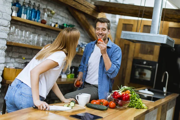 Adorável Jovem Casal Alegre Cozinhar Jantar Juntos Divertindo Cozinha Rústica — Fotografia de Stock