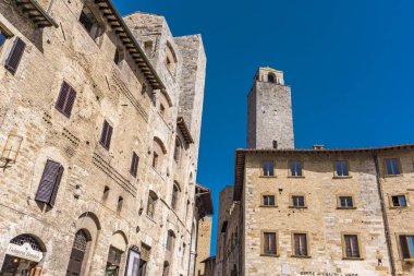 San Gimignano, İtalya - 8 Nisan 2018: San Gimignano, İtalya sokağından detay. San Gimignano Tarihi Merkezi 1990 yılından bu yana Unesco Dünya Mirası olarak belirlenmiştir.