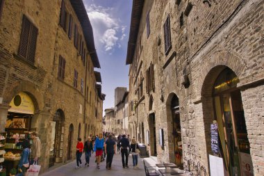 SAN GIMIGNANO, İtalya - 8 Nisan 2018: San Gimignano, İtalya 'da kimliği belirsiz insanlar. San Gimignano Tarih Merkezi 1990 yılından bu yana UNESCO Dünya Mirası Alanı olarak belirlendi.