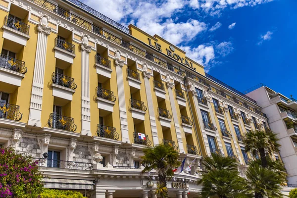 Nice, Fransa - 1 Mayıs 2019: Hotel Le Royal in Nice, Fransa. Bu neoklasik otel eski saray ve Nice ünlü sahil gezinti sadece üç yıldızlı otel