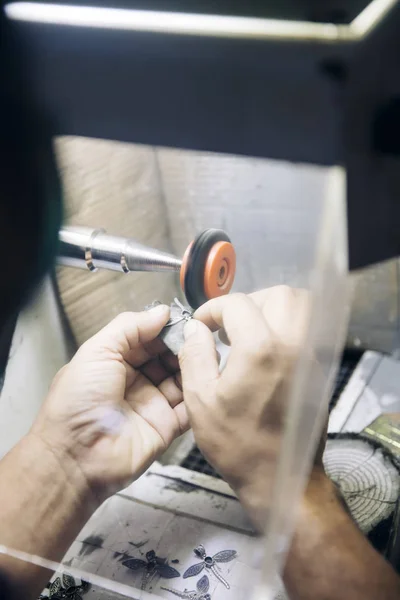 Werken aan een zilverwerk in de sieraden werkplaats — Stockfoto