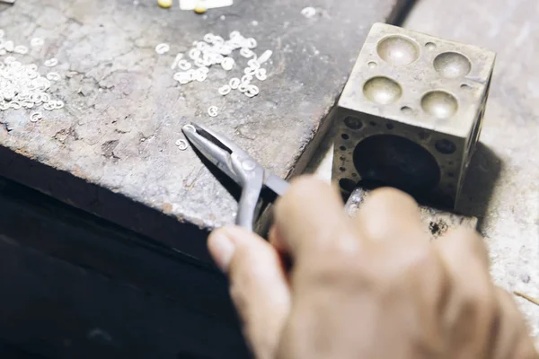 Werken aan een zilverwerk in de sieraden werkplaats — Stockfoto