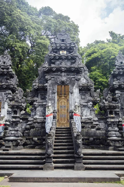 Detail van de Balinese Hindoe tempel Pura Goa Lawah in indonesi — Stockfoto