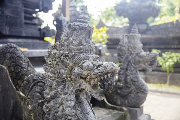 Szczegół z balijskiej hinduskiej świątyni Pura Goa Lawah w Indonesi — Zdjęcie stockowe