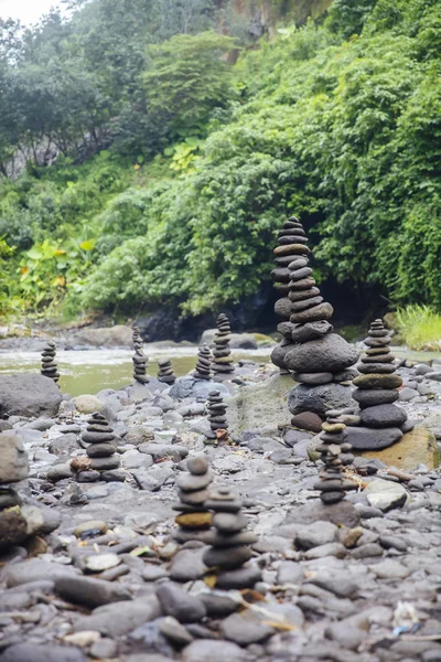Ułożone kamienie Zen na wodospad Tegenungan na Bali, Indonezja — Zdjęcie stockowe