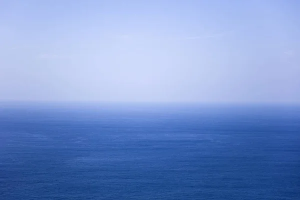 Linea orizzontale di mare calmo alla luce del giorno — Foto Stock