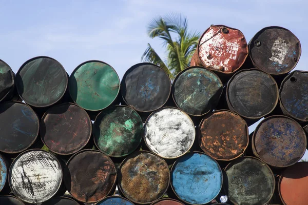 Vieux barils de métal vides dans l'environnement tropical — Photo