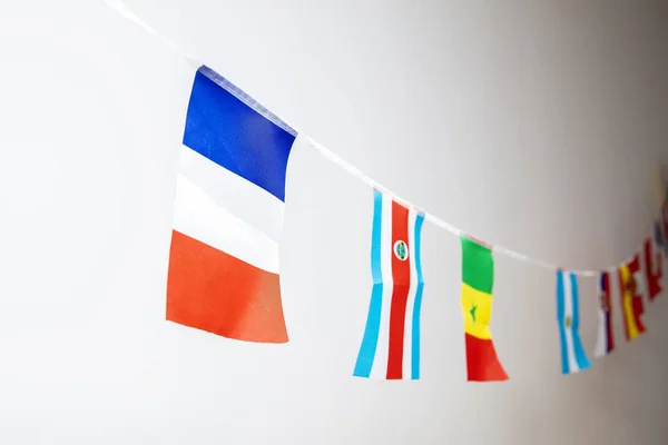 Trojúhelníkové vlajky různých zemí zavěšených na laně — Stock fotografie