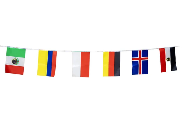 Τριγωνικά σημαίες διαφόρων χωρών που κρέμονται από το σχοινί — Φωτογραφία Αρχείου
