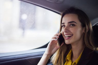 Cep telefonu arabada konuşurken genç iş kadını