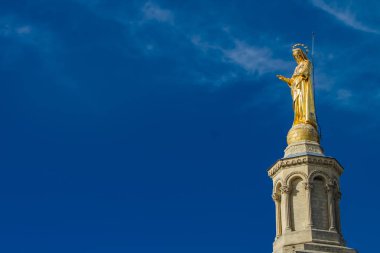 Notre-Dame des Doms katedralinde Meryem Ana'nın yaldızlı heykeli