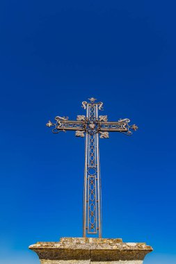 Les Baux Chapelle des Penitents Blancs önünde Demir haç