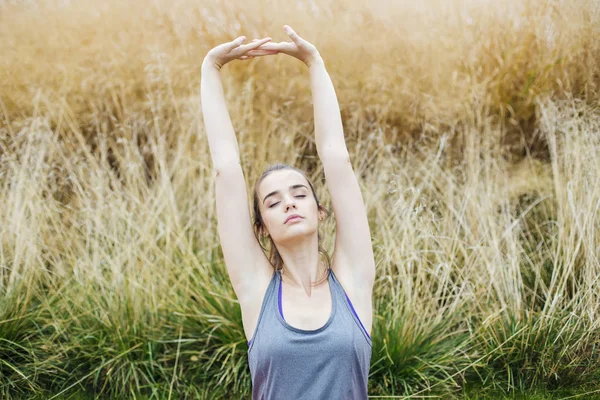 Genç kadın mat açık Yoga sonra germe pratiği için — Stok fotoğraf