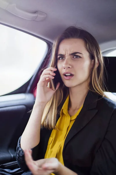 Joven empresaria hablando por teléfono móvil en coche — Foto de Stock