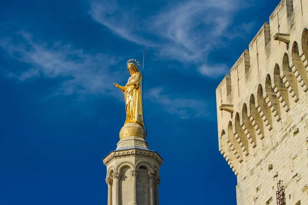 Estatua dorada de la Virgen María en la catedral de Nuestra Señora de los Doms en — Foto de Stock