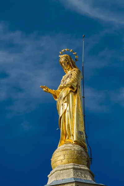 Επιχρυσωμένο άγαλμα της Παναγίας στον καθεδρικό ναό της Παναγίας των Παρισίων στο — Φωτογραφία Αρχείου