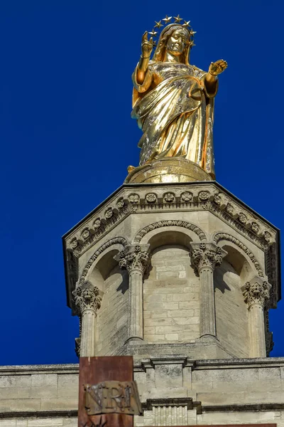 Verguld standbeeld van de Maagd Maria in de kathedraal Notre-Dame des Doms in — Stockfoto
