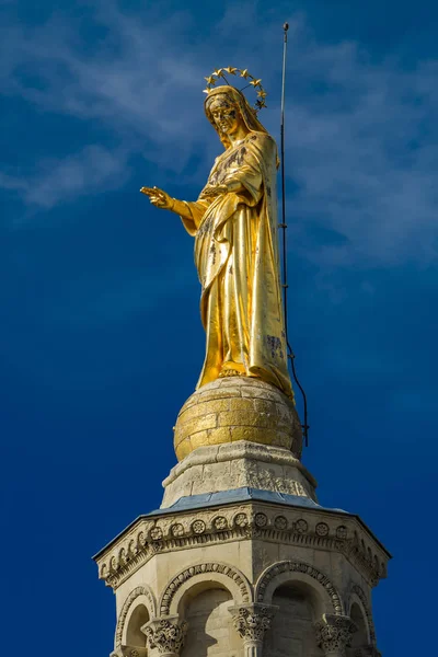 Verguld standbeeld van de Maagd Maria in de kathedraal Notre-Dame des Doms in — Stockfoto