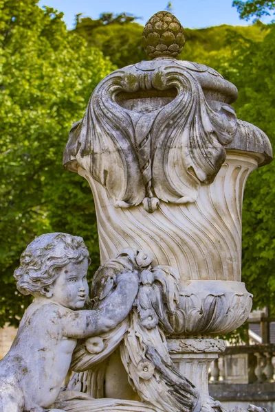 En vacker fontän i Jardin de La Fontaine i Nimes, fran — Stockfoto
