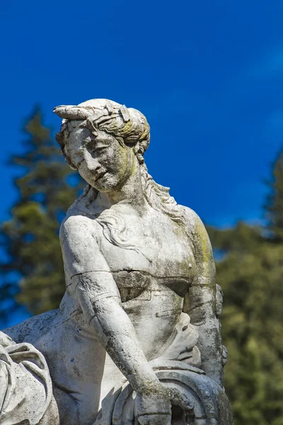 Una hermosa fuente en el Jardín de la Fontaine en Nimes, Fran — Foto de Stock