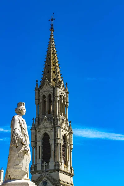 Fonte Pradier na Esplanade Charles-de-Gaulle com Eglise Sain — Fotografia de Stock