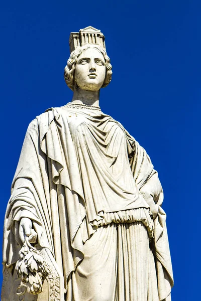 Pradier fontein in de Esplanade Charles-de-Gaulle in Nîmes, Frankrijk — Stockfoto