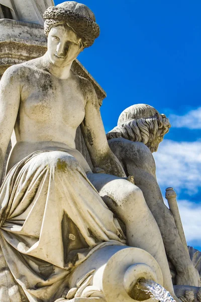 Fonte Pradier na Esplanade Charles-de-Gaulle em Nimes, França — Fotografia de Stock