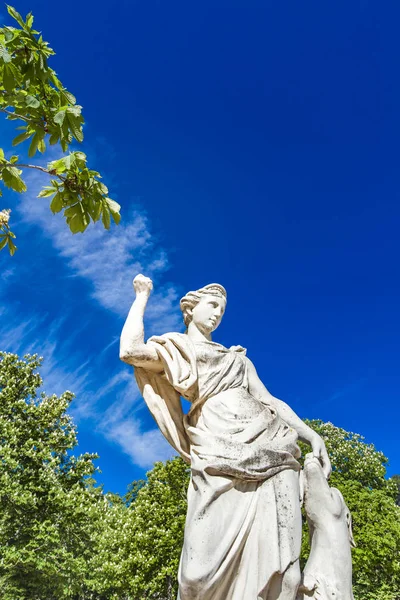 Les Jardins de La Fontaine'in Nimes' teki heykeli, Fransa — Stok fotoğraf