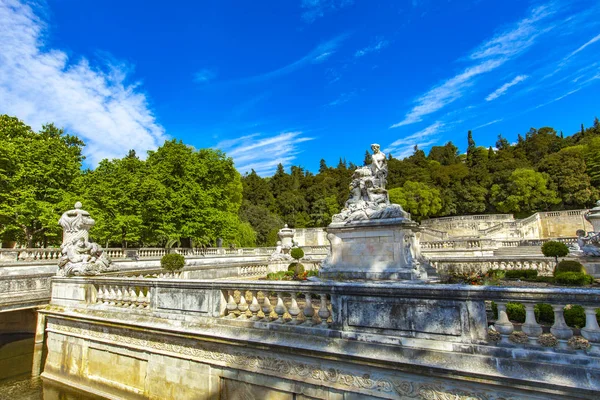 Красивий фонтан в Jardin де Лафонтен в Nimes, Фран — стокове фото