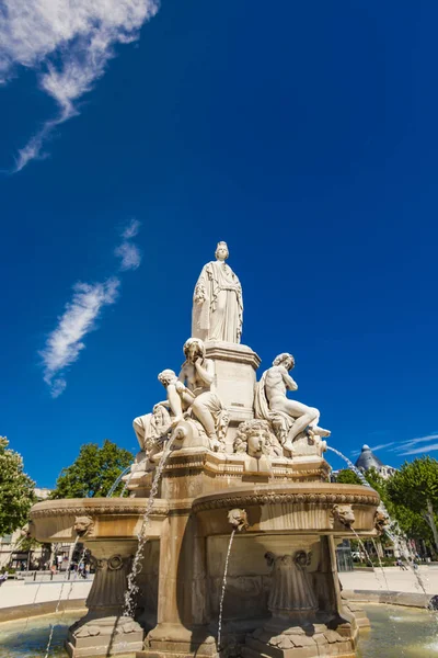 Pradier fontein in de Esplanade Charles-de-Gaulle in Nîmes, Frankrijk — Stockfoto
