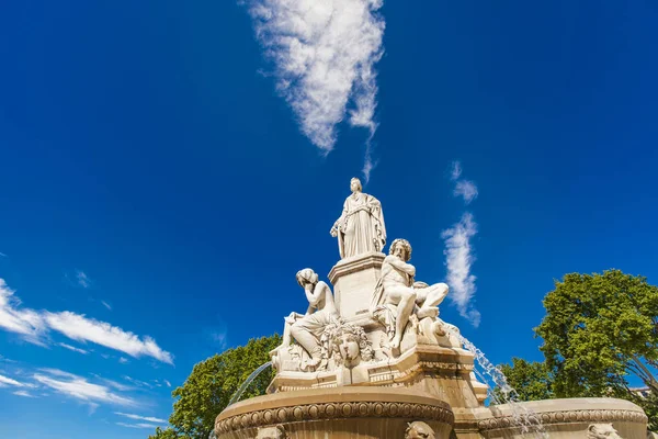 Pradier Fountain på Esplanade Charles-de-Gaulle i Nimes, Frankrike — Stockfoto