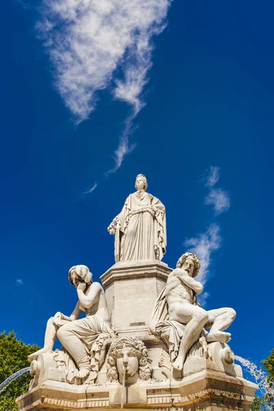 Fonte Pradier na Esplanade Charles-de-Gaulle em Nimes, França — Fotografia de Stock