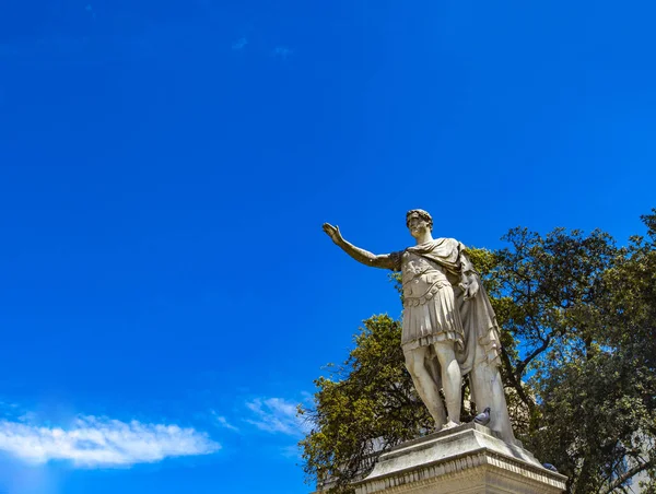 Statua di Antonin le Pieux, imperatore romano, a Nimes, Francia — Foto Stock