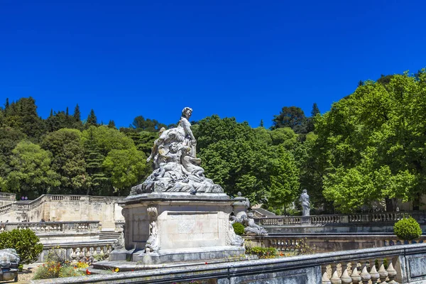 Een prachtige fontein in de Jardin de la Fontaine in Nîmes, Fran — Stockfoto