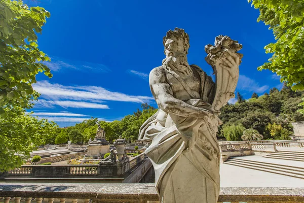Staty från Les Jardins de La Fontaine i Nimes, Frankrike — Stockfoto