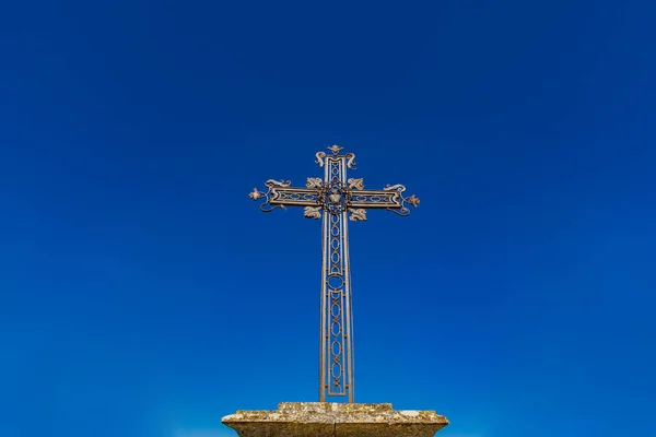 Iron Cross framför Chapelle des Penitents Blancs i Les Baux — Stockfoto