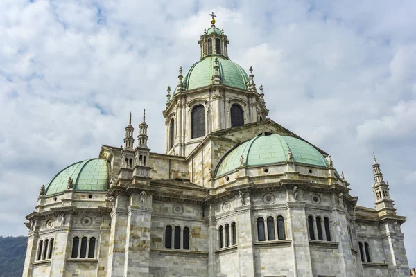 Widok z zewnątrz katedry Como (Duomo di Como) we Włoszech — Zdjęcie stockowe